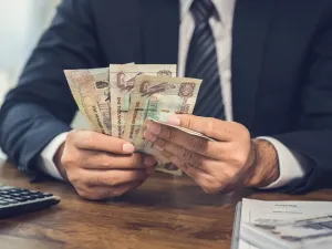 يعادل سعر الفائدة المتناقصة البالغ 4.5% نحو 2.5% فائدة ثابتة، بينما يعادل سعر الفائدة البالغ 6.5% نحو 3.6% فائدة سنوية ثابتة.