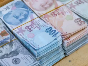 واصلت الليرة التركية تراجعها اليوم (الأربعاء) بفعل الضبابية التي تكتنف أي تقدم في ما يتعلق بالخلاف بين أنقرة وواشنطن.
