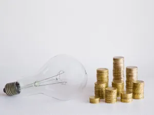 يعيش كل صاحب منزل شهريا في حالة ترقب مرعبة لفاتورة الكهرباء، خوفا من أن تكون مرتفعة عن الشهر الذي سبقه.