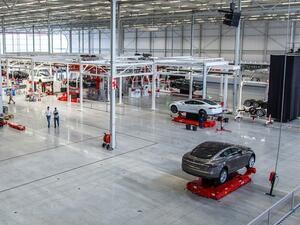 سيتيح الإنتاج في الصين لـ"تيسلا" طرح سياراتها في السوق الصينية بأسعار أرخص بصورة ملحوظة.