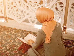 صلاة العيد ركعتين دون آذانٍ ولا إقامةٍ
