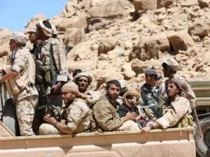 قوات موالية للحكومة اليمنية اثناء عملية عسكرية قرب العاصمة صنعاء
