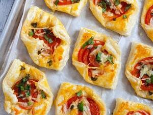 معجنات النقانق مع والطماطم