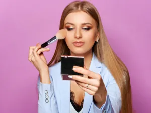 يفضل استخدام كريم الأساس الخالي من الزيوت لبقاء المكياج طوال اليوم

