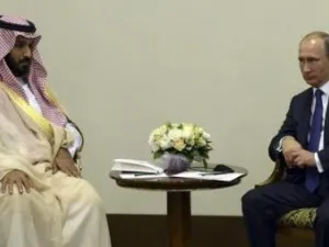 الرئيس الروسي فلاديمير بوتين (الى اليمين) اثناء اجتماع مع وزير الدفاع السعودي الأمير محمد بن سلمان في منتجع سوتشي
