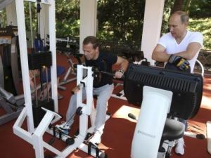 الرئيس الروسي فلاديمير بوتين ورئيس الوزراء ديمتر ي ميدفيديف يؤديان تمرينات رياضية في منتجع بوتين