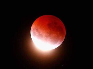 ستبلغ مدة الخسوف الكلي ساعة و42 دقيقة و57 ثانية 