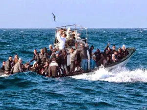 غرق 34 بينهم رضع وأطفال بعد انقلاب قارب مهاجرين قبالة جزيرة يونانية