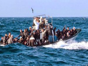 غرق 34 بينهم رضع وأطفال بعد انقلاب قارب مهاجرين قبالة جزيرة يونانية