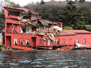 أعلنت ولاية إسطنبول، السبت، أن حادث الاصطدام ناجم عن توقف المحرك الرئيسي للناقلة 