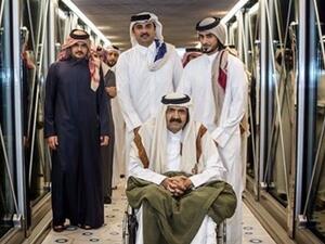أمير قطر السابق على سرير الشفاء 