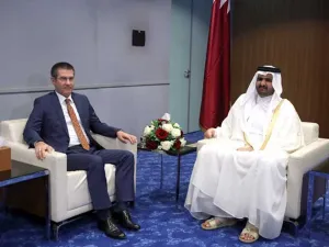 نائب أمير قطر الشيخ عبد الله بن حمد آل ثاني، ووزير الدفاع التركي نور الدين جانكلي