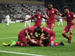 لاعبو قطر يحتفلون بالهدف