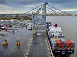 بلغ مجموع عدد السفن التي وصلت إلى موانئ قطر منذ شهر يناير حتى أكتوبر من العام الماضي 3037 سفينة في جميع الموانئ، وتوزعت إلى 1413 سفينة وصلت إلى ميناء حمد، و1611 سفينة وصلت إلى ميناء الرويس، و13 سفينة وصلت ميناء الدوحة.

