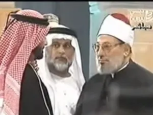 حديث محمد بن راشد كان في أثناء تكريمه للقرضاوي بجائزة "شخصية العام الإسلامية" سنة 2000 