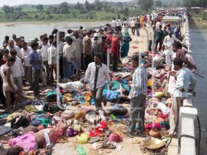 15 قتيلا على الأقل في تدافع في مدينة بومباي بالهند