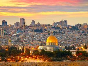 الفلسطينيون يحتفلون بإضاءة أضخم فانوس رمضاني...صورة