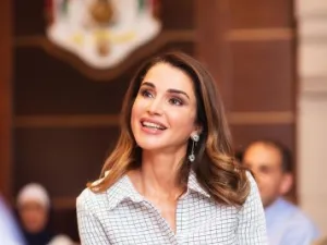 تتمتع الملكة رانيا بذوق ملكي مترف يجمع بين العصرية وأناقة المرأة الكلاسيكية الراقية
