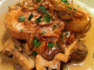 دجاج بصلصة الفطر 