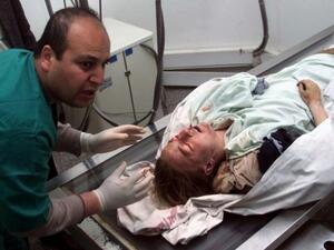 ظهر متضامن على شاشات التلفزة وهو يقاوم جنود الاحتلال الذين جروه الى منطقة عسكرية قريبة