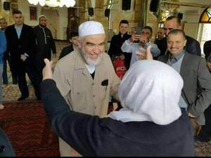 استقبلته والدته في موقف عاطفي 