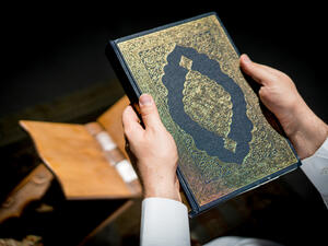 قراءة أربع صفحات من القرآن بعد كل صلاة لتختم جزء يومياً