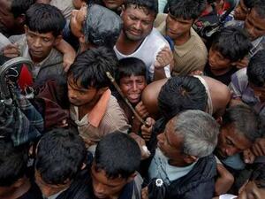 آلاف الروهينجا يتظاهرون في مخيماتهم للمطالبة بالعدالة في ذكرى نزوحهم