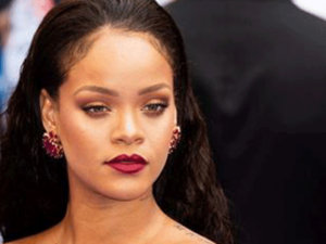 فستان "ريهانا" حمل توقيع دار أزياء Giambattista Vall

