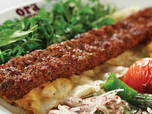 يأكل في أول يوم رمضان طعام مطهو منذ عام وفاءً لزوجته
