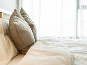 من الضروري تجنُّب استخدام الألوان الصارخة في غرف النوم (shutterstock.com) من الضروري تجنُّب استخدام الألوان الصارخة في غرف النوم (shutterstock.com)