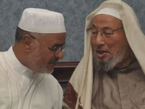 القرضاوي إلى جانب الرئيس الجديد للمنظمة رجل الدين الغربي، أحمد الريسوني