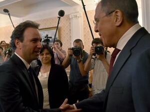 Russian Foreign Minister Sergei Lavrov (R) welcomes Syrian Opposition Council President Khaled Khoja during their meeting in Moscow. (AFP/File)