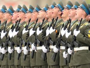 Russian soldiers participate in a parade in Moscow on May 9, 2012.  (AFP/Kirill Kudryavtsev)