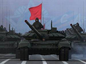 Russian military vehicles roll during a rehearsal for the Victory Day military parade on Dvortsovaya Square in Saint Petersburg on May 3, 2017. (AFP/ File Photo)