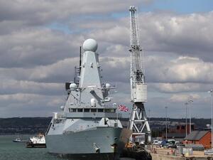 فرقاطة بريطانية تراقب سفينة روسية قرب المياه الإقليمية
