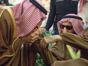 الملك سلمان يقبل يد أخيه الأكبر