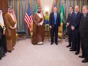 ترامب رفقة محمد بن سلمان و صهره كوشنر وبانون 