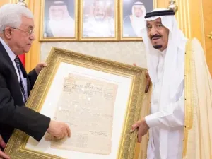 العاهل السعودي سلمان بن عبد العزيز ومحمود عباس 