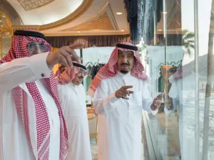 تتراوح أسعار غالبية علب السجائر في السعودية من 12 إلى 15 ريال 