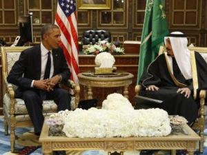 الرئيس الأمريكي باراك أوباما (إلى اليسار) خلال اجتماعه مع العاهل السعودي الملك سلمان في الرياض
