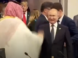"مصافحة خاصة" بين ولي العهد السعودي وبوتن