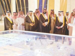 الأمير محمد بن سلمان يطلع على مجسم يمثل جانباً من مدينة الملك سلمان للطاقة 