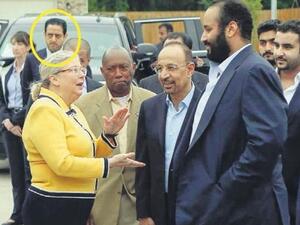 تظهر الصورة الثانية مطرب أمام منزل القنصل السعودي الساعة 16:53 من ذات اليوم