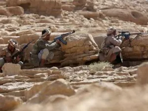 مقاتلون من القبائل الموالية للحكومة اليمنية بالقرب من صنعاء
