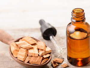 يساعد استخدام زيت خشب الصندل على التخلّص من البشرة الجافّة