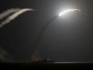 نسبت وسائل الإعلام إلى المتحدث قوله إن الضربات وقعت في بلدة الهرى جنوب شرقي البوكمال 