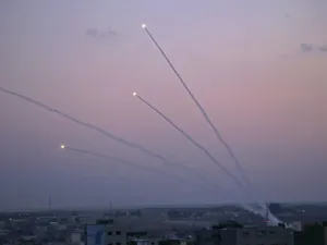 الصواريخ جاءت بعد استشهاد أربعة فلسطينيين برصاص الاحتلال في مسرات العودة