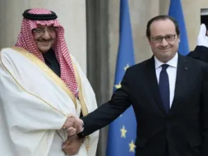 ارشيف/ الرئيس الفرنسي فرنسوا أولاند مصافحا ولي العهد السعودي محمد بن نايف 
