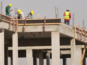 Foreign laborers work at a construction site in Riyadh on October 30, 2013. (Fayez Nurelddine/ AFP)