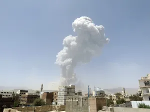 Smoke billows from the Fajj Attan Hill in Sanaa following a reported airstrike by the Saudi-led coalition on an army arms depot, now under Houthi rebel control, on April 20, 2015. (AFP/Mohammed Huwais)